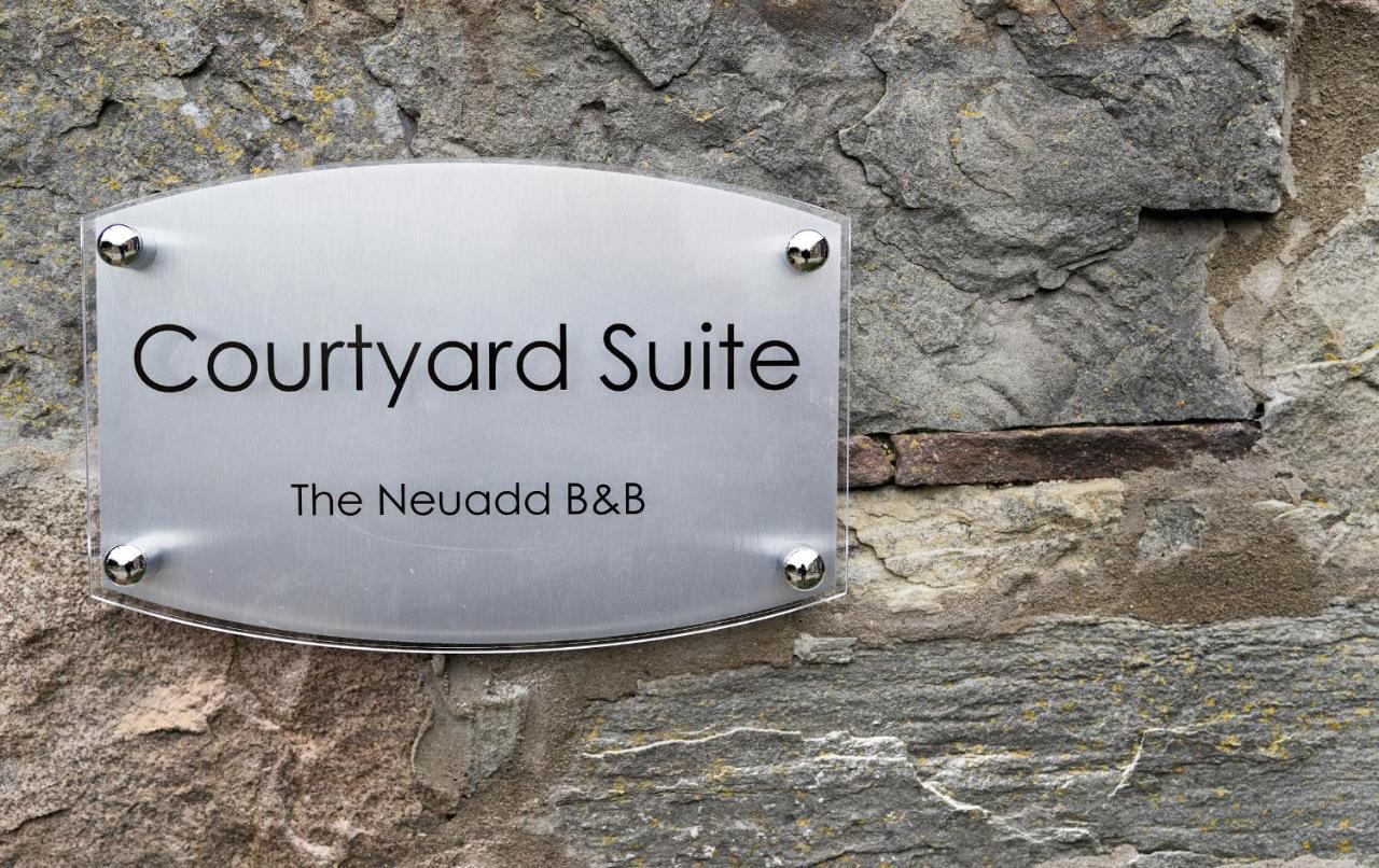 Neuadd B&B Suites Крикоуел Екстериор снимка