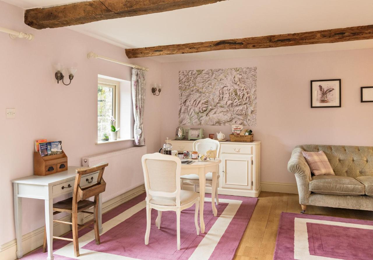 Neuadd B&B Suites Крикоуел Екстериор снимка