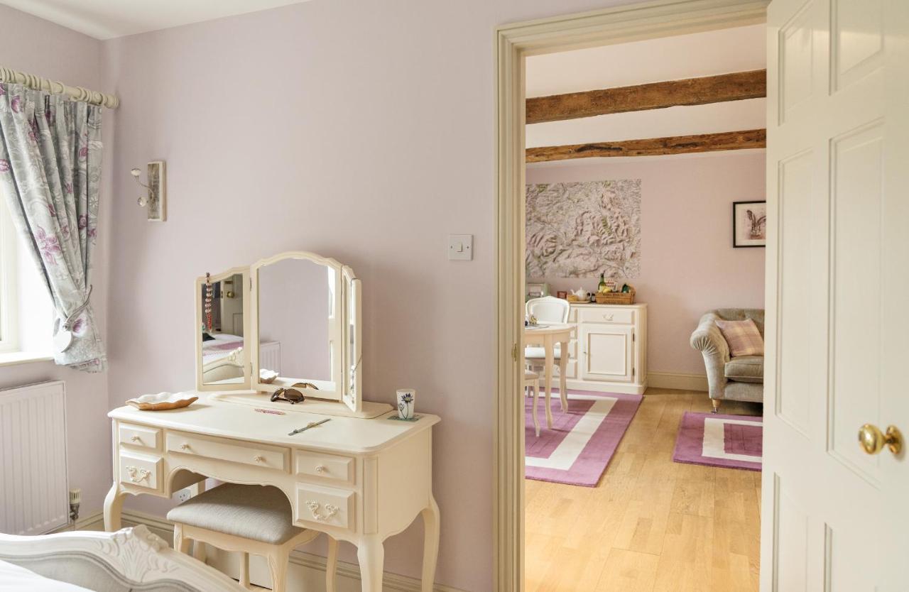 Neuadd B&B Suites Крикоуел Екстериор снимка