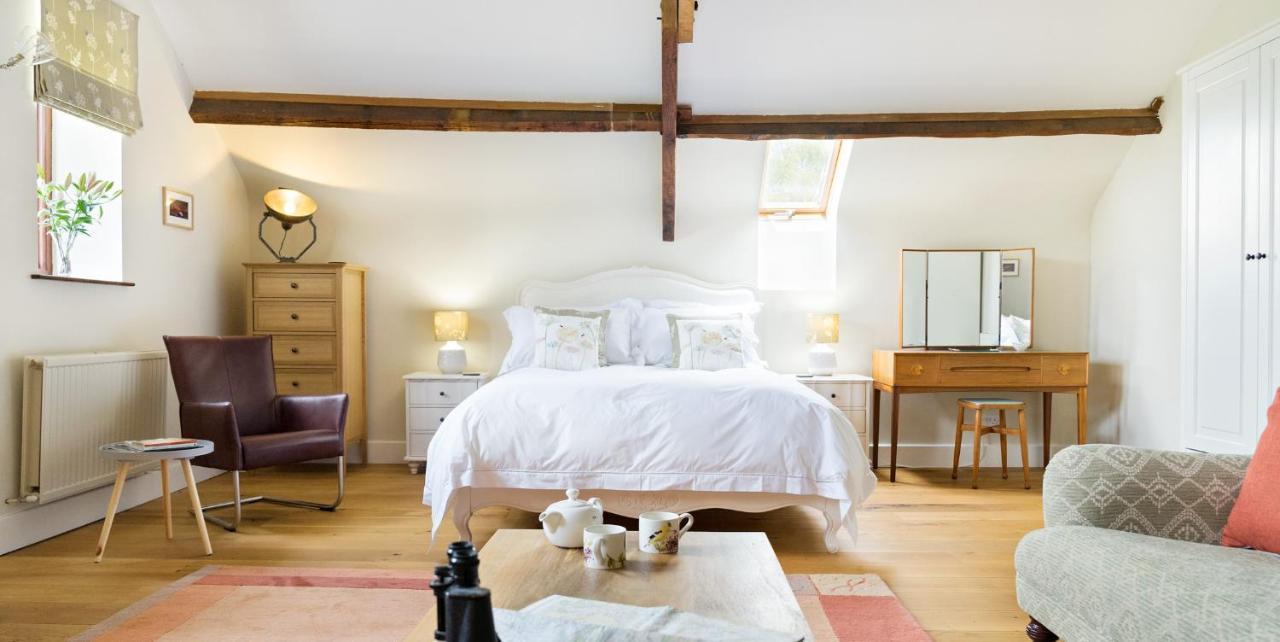 Neuadd B&B Suites Крикоуел Екстериор снимка