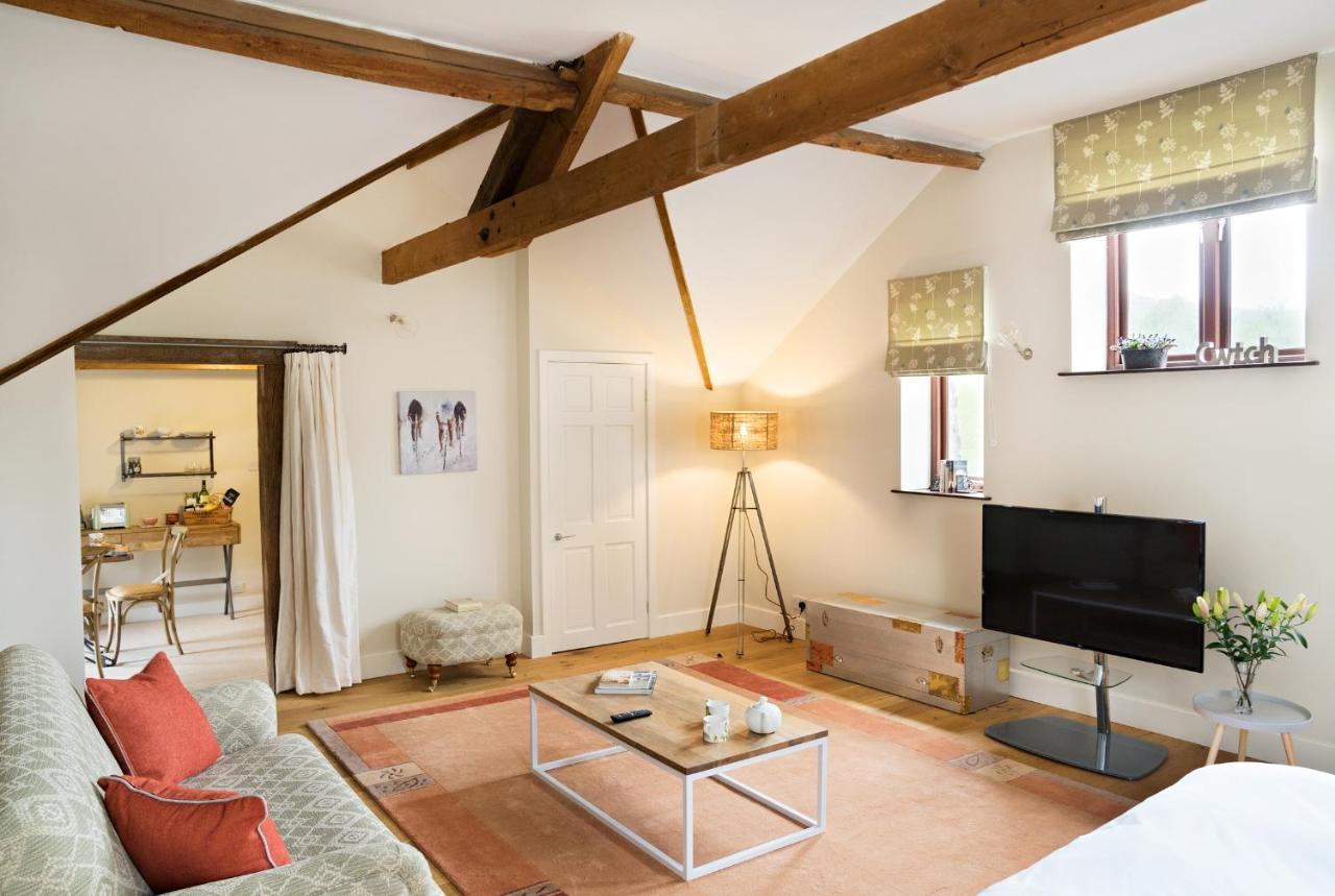 Neuadd B&B Suites Крикоуел Екстериор снимка