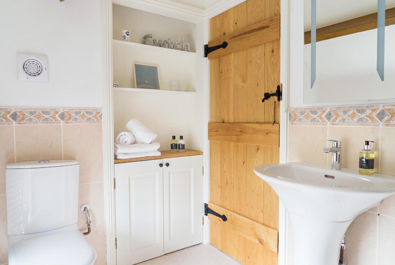Neuadd B&B Suites Крикоуел Екстериор снимка