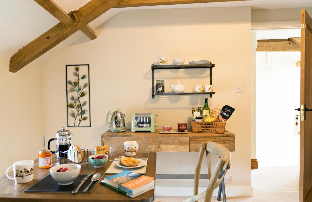 Neuadd B&B Suites Крикоуел Екстериор снимка