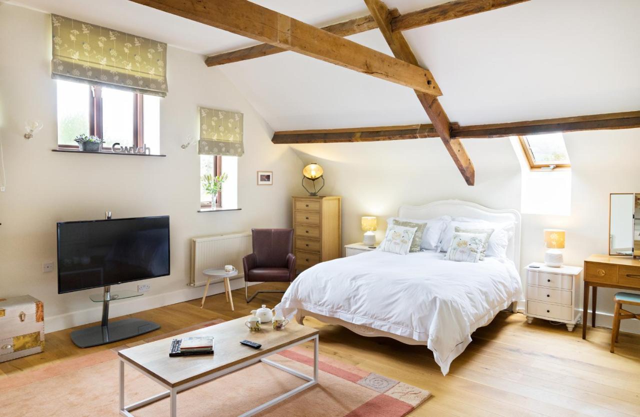 Neuadd B&B Suites Крикоуел Екстериор снимка