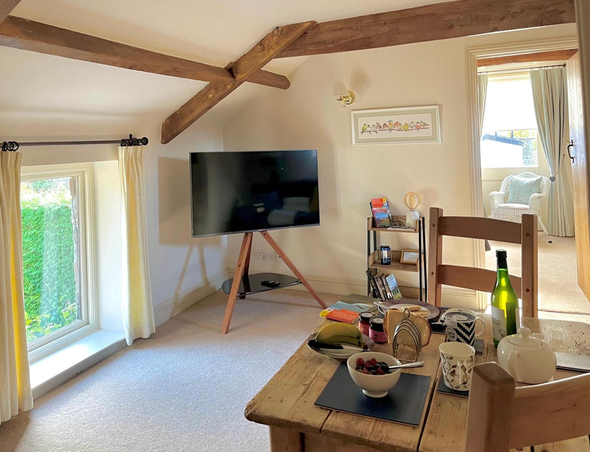 Neuadd B&B Suites Крикоуел Екстериор снимка